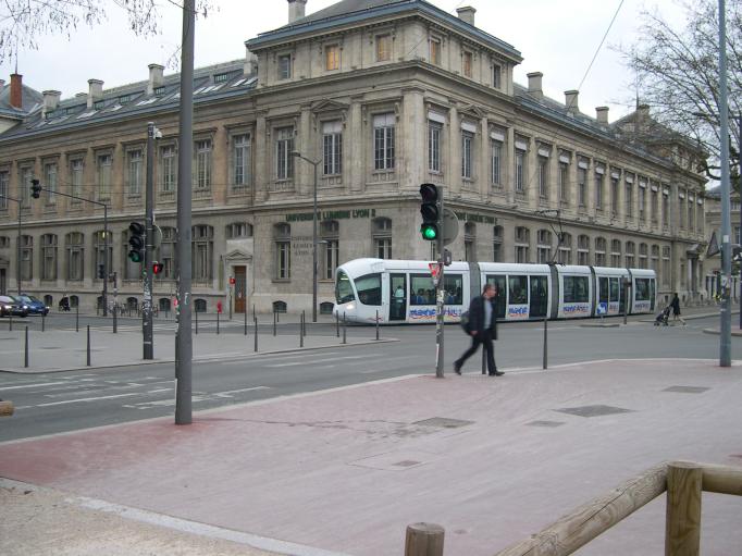  tramway devant les bâtiments de l'université Lumière